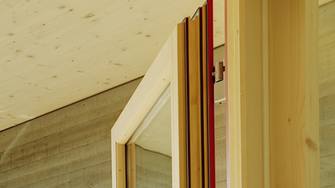 Protože poškození při montáži nelze nikdy zcela zabránit, je standardně zajištěna impregnace přípravkem na ochranu dřeva. | © ADLER