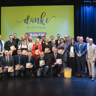 Langjährige Mitarbeiterinnen und Mitarbeiter wurden beim ADLER Betriebsabend für Ihre Treue geehrt. | © ADLER