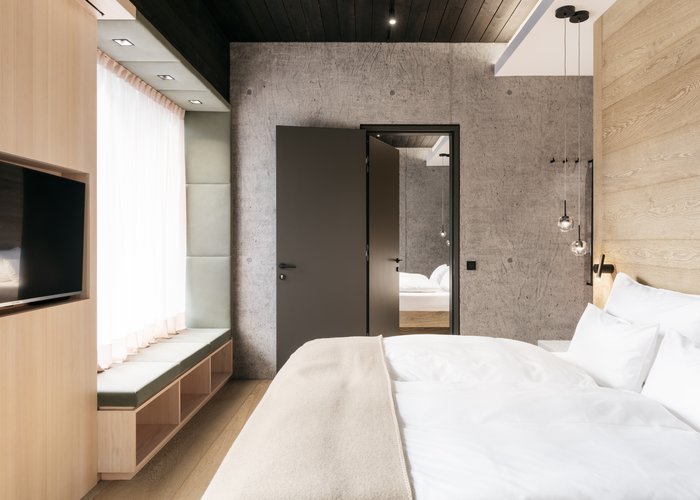 Die neu eingerichteten Zimmer im Untergeschoss zeigen eine moderne Formensprache mit einem klaren Hell-Dunkel-Kontrast.  | © Refugium Lunz / Gregor Hofbauer Die neu eingerichteten Zimmer im Untergeschoss zeigen eine moderne Formensprache mit einem klaren Hell-Dunkel-Kontrast.  | © Refugium Lunz / Gregor Hofbauer