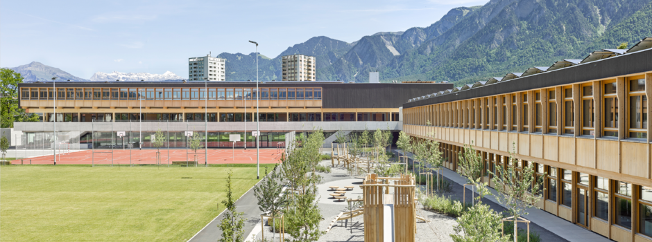 Die mit dem Aquawood-Diamond-System von ADLER veredelten Huber-Fenster verleihen der Schulanlage Fortuna in Chur ein besonders elegantes Aussehen.  | © Seraina Wirz