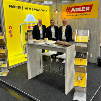 Betreuten gemeinsam den ADLER-Stand auf der DOMOTEX: Handels-Verkaufsleiter Christoph Müller (Mitte) und die beiden Regionalverkaufsleiter für den Handel, Maik Unger (li.) und Enrico Freitag.  | © ADLER