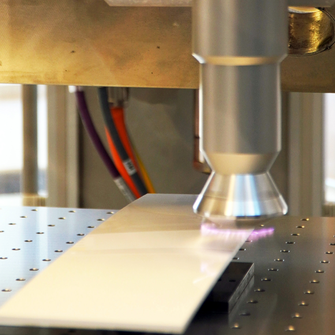 Die Oberfläche von Kunststoffen, Metallen oder Glas wird mittels Plasmagas gereinigt und aktiviert. | © ADLER