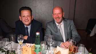 Robert Höflinger (li.) ist seit 45 Jahren dabei, Herwig Koidl hat 40 ADLER-Jahre zu Buche stehen.  | © ADLER